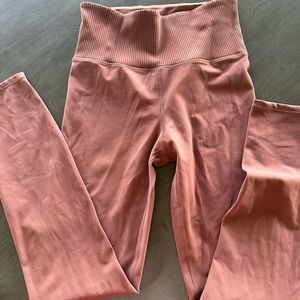 Vuori leggings. Worn once. Ribbed band. Size small